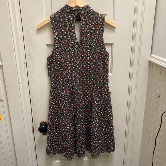 Gorgeous Green Floral Lace Dress - Picture 2 of 5